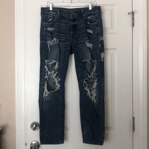 american eagle very distressed tomgirl jeans